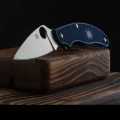 Spyderco UK Penknife Lightweight Dark Blue CPM SPY27 -Spyderco Knives SC94PCBLdet4 21728.1694442613